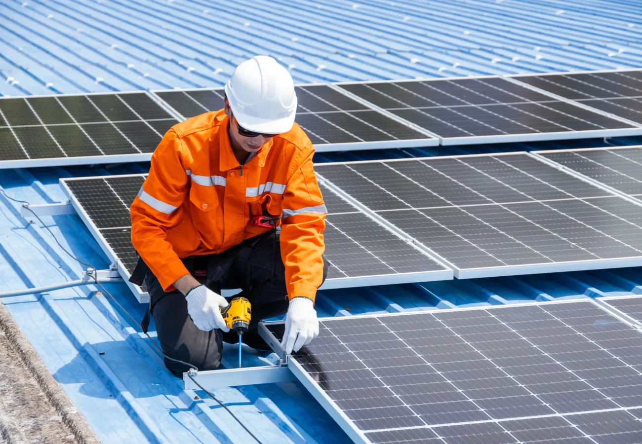 worker-installing-solar-panels-on-rooftop-2026-03-19-21-39-10-utc